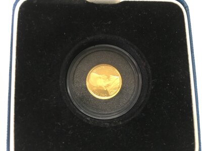 A cased 25ct gold commemorative coin of Lord Nelson.