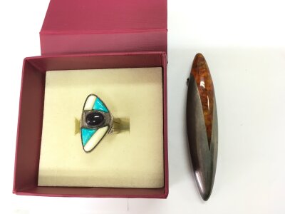 A stylish silver ring and brooch (2).