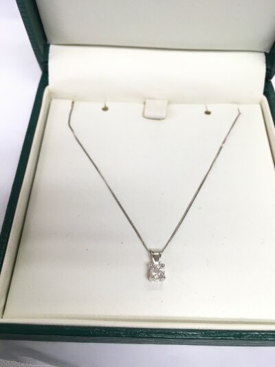 A 9ct white gold chain and pendant set with a diamond, approx 1.3g.