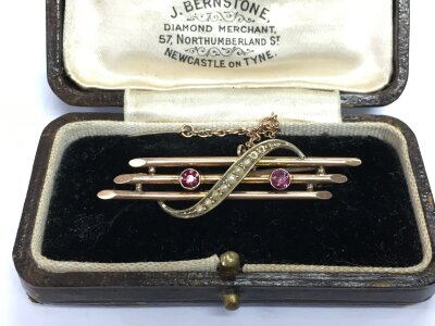 An Edwardian 9ct gold brooch set with rubies and seed pearls, approx 2.7g.