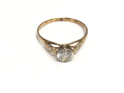 A 9ct gold ring with two diamond chips to the shoulders, approx 1.6g and approx size Q.