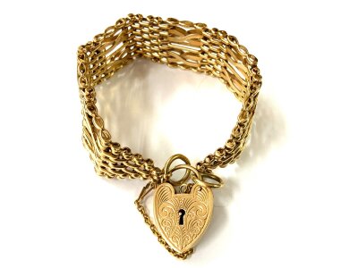 A heavy 9ct gold gate bracelet with engraved heart lock.
