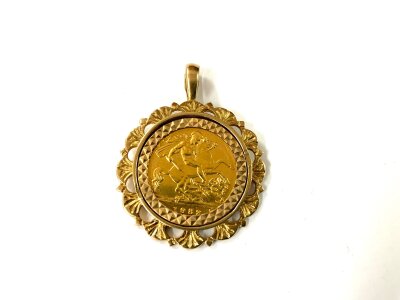 A 1982 half sovereign with a 9ct gold coin mount.