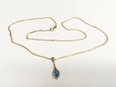 A 9ct gold pendant set with an aquamarine stone suspended on a 9ct gold chain, approx 2.2g.
