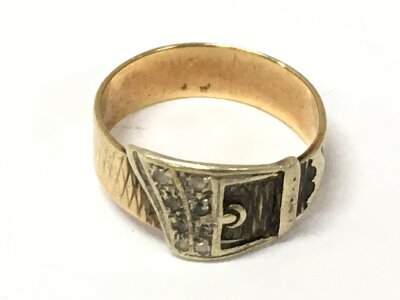 A 9 carat gold buckle ring, size V. 5.3g