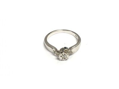 A 9ct white gold solitaire diamond ring, approx 2.3g and approx size K.