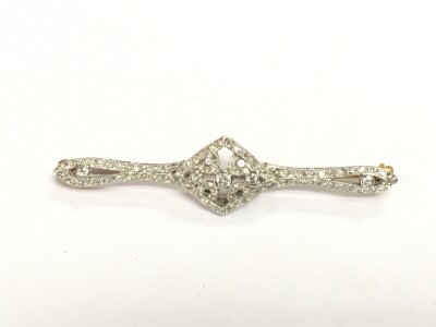 An 18ct white gold brooch set with diamonds, approx 6g.