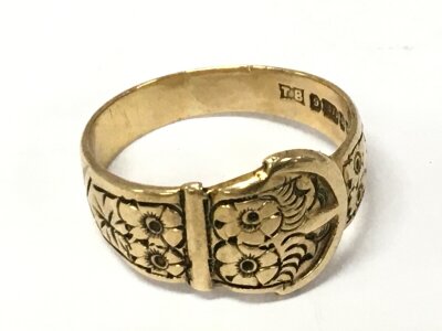 A 9 carat gold buckle ring, size R. 4.8g