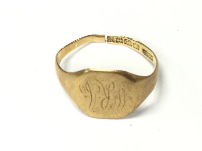 An 18ct gold gents signet ring size K and 2.67g ring has been cut