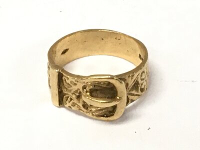 A gold buckle ring, size P. 5.4g