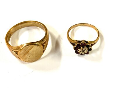 A 9ct gold gents signet ring together with a 9ct gold and garnet set ring.