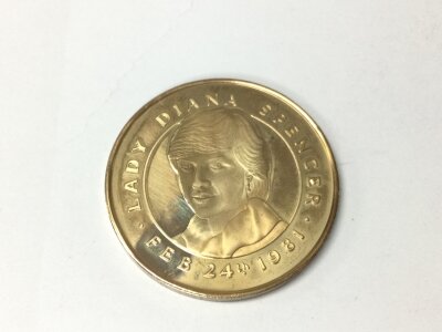 A 9ct gold limited edition royal engagement coin.
29.28g