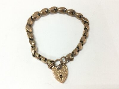 A 9ct gold bracelet with a heart shaped padlock.
15.94g