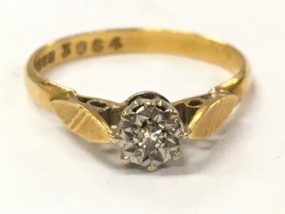 An 18ct gold single diamond ring, size K. 1.8g
