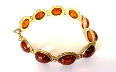 A 9ct gold and amber set bracelet.