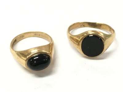 Two 9 carat gold signet rings. Sizes N and O. 7.5g