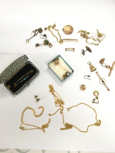 A collection of jewellery including some gold.