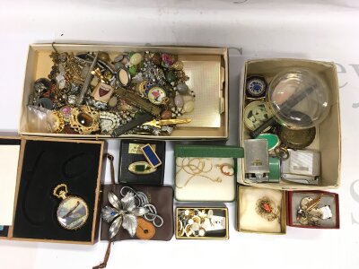 A collection of costume jewellery and other oddments.