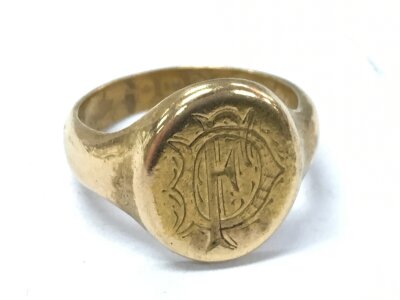 An 18ct gold signet ring, size G. 5.8g