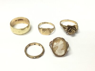 Five 9ct gold rings of various design.
14.30g