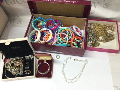 A collection of assorted collection jewellery