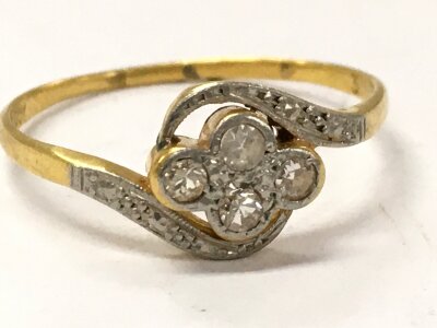 An 18ct gold diamond cluster daisy ring, size T. 2.5g