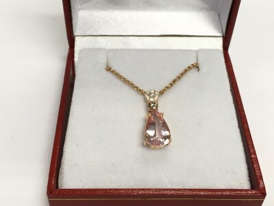 An 18ct rose gold pendant set with a pear shaped morganite and double drop RBC diamond bale on an 18ct rose gold chain. Morganite approx 2.50ct, diamonds approx 0.22ct in total (0.12ct & 0.11ct), approx 5.4g.