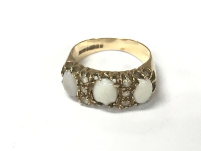 A 9ct gold Opal ring. Size P and 4.36g