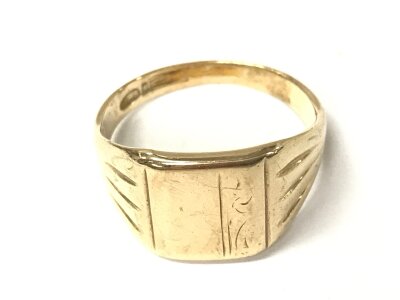A 9ct gold signet ring
Size V and 6.88g
