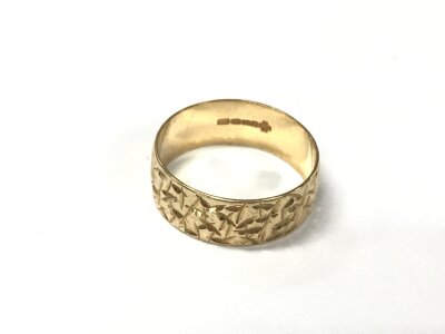 A 9ct gold band ring
Size R and 2.61g