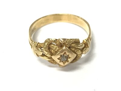 An 18ct gold ring with small diamond.
5.5g and size R