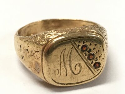 A 9ct gold gents signet ring set with small ruby stones, size S. 6.7g