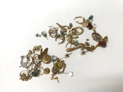 A collection of assorted earrings including some gold examples.