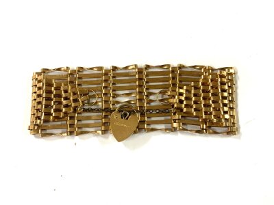 A 9ct gold gate bracelet, approx 18g