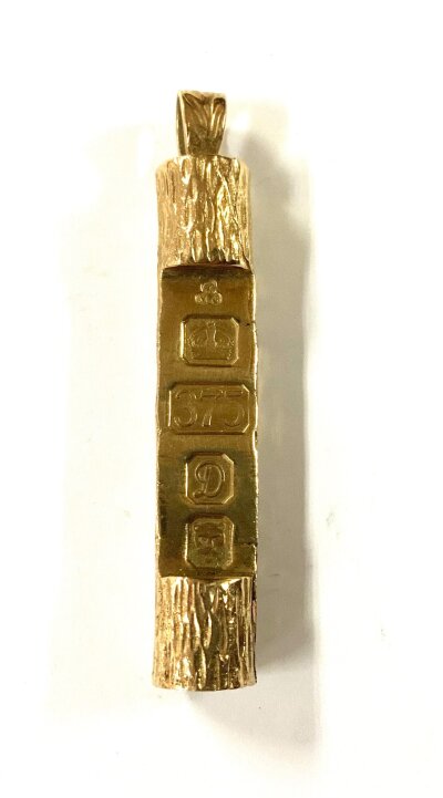 A heavy 9ct gold ingot with oversized hallmarks, London 375, 1978. 28.1g.