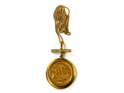 A 2004 Hal sovereign with a 9ct gold hale sovereign mount and chain. 10.8g.