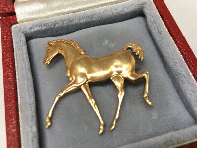 A 9 carat gold horse brooch, 7.6g