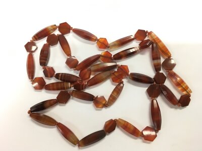 A Victorian long strand agate necklace, approx length 110cm.