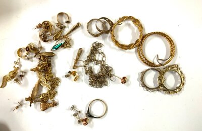 A collection of 9ct gold jewellery, approx 31g.