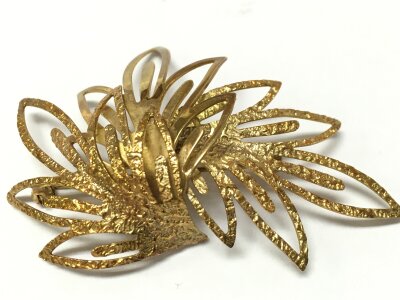 An unmarked tested as 14ct gold Leaf brooch, 5.2g total weight