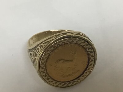 A 1/10   krugerrand 1986 set in a 9carat gold mount.