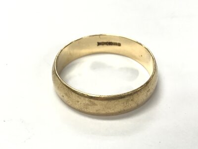A 9ct gold wedding band 4.38g