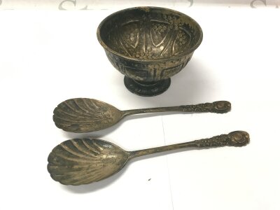 A silver hallmarked bowl and two spoons.
212.86g