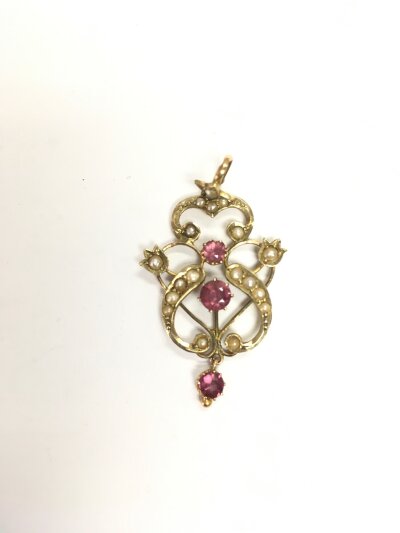 A 9ct gold pendant set with seed pearls and amethyst, approx 2g.