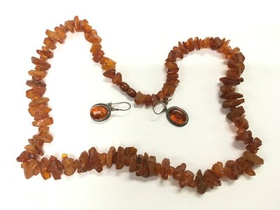 An amber necklace and a pair of earrings.