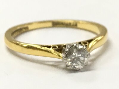 An 18ct gold and platinum engagement ring. Size K/L. 1.9g