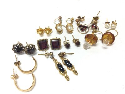 Ten pieces of small 9ct gold earrings, approx 10g