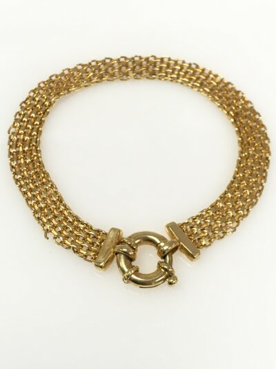 A 9ct gold bracelet with a circular clasp, 7cm wide. 5.5g