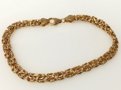 A 9ct gold Italian bracelet, 9cm wide. 3.9g