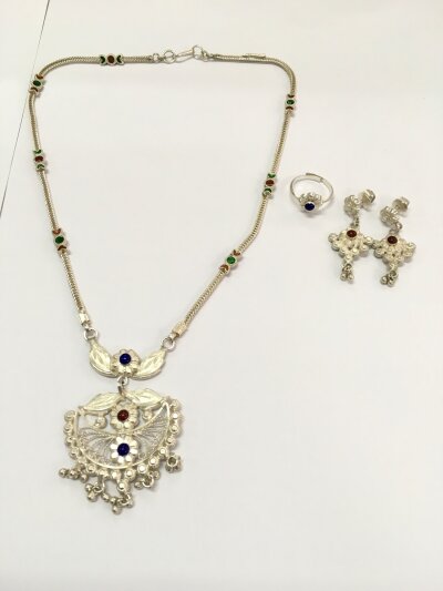An Indian jewellery set including a necklace, a pair of earrings and a ring